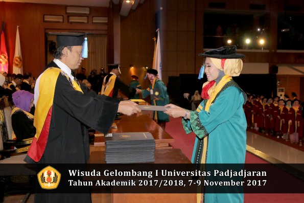 Wisuda Unpad Gel I TA 2017_2018  Fakultas keperawatan oleh dekan 008