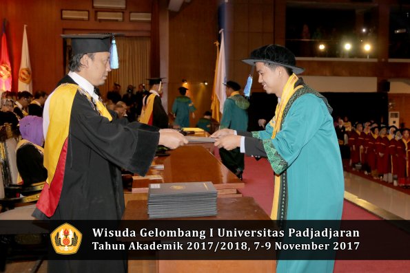 Wisuda Unpad Gel I TA 2017_2018  Fakultas keperawatan oleh dekan 015