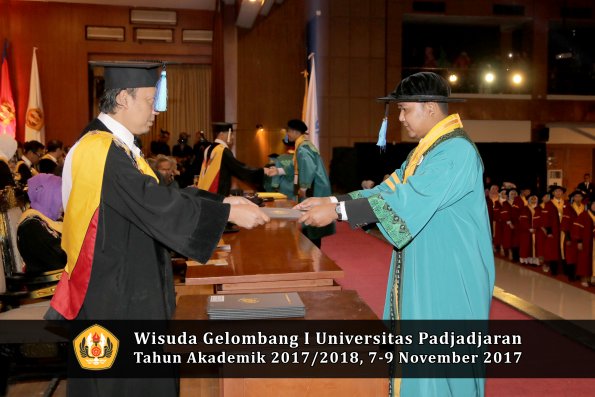 Wisuda Unpad Gel I TA 2017_2018  Fakultas keperawatan oleh dekan 029