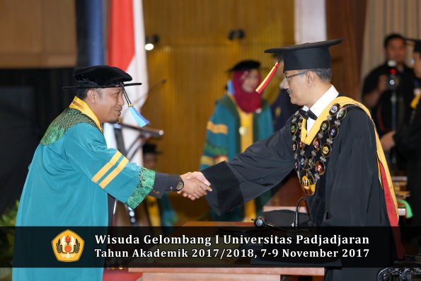 Wisuda Unpad Gel I TA 2017_2018  Fakultas keperawatan oleh  Rektor 005