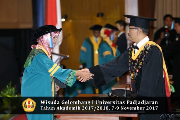 Wisuda Unpad Gel I TA 2017_2018  Fakultas keperawatan oleh  Rektor 007