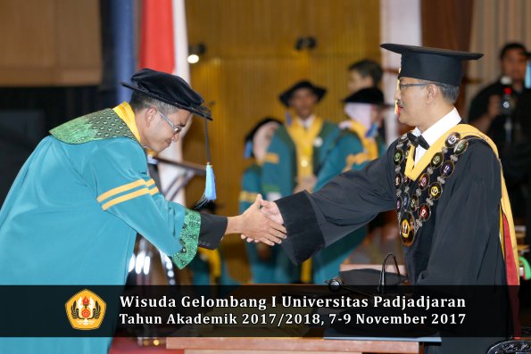 Wisuda Unpad Gel I TA 2017_2018  Fakultas keperawatan oleh  Rektor 009