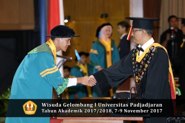 Wisuda Unpad Gel I TA 2017_2018  Fakultas keperawatan oleh  Rektor 011