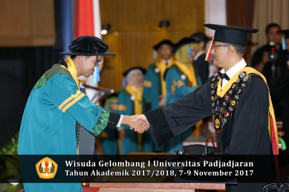 Wisuda Unpad Gel I TA 2017_2018  Fakultas keperawatan oleh  Rektor 015