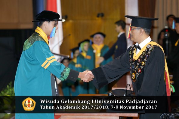 Wisuda Unpad Gel I TA 2017_2018  Fakultas keperawatan oleh  Rektor 017