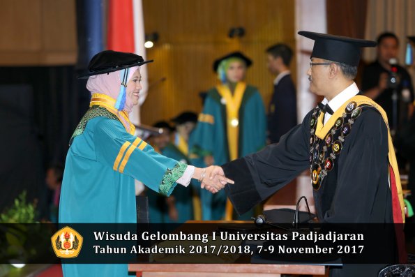 Wisuda Unpad Gel I TA 2017_2018  Fakultas keperawatan oleh  Rektor 018