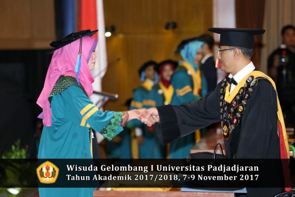 Wisuda Unpad Gel I TA 2017_2018  Fakultas keperawatan oleh  Rektor 025