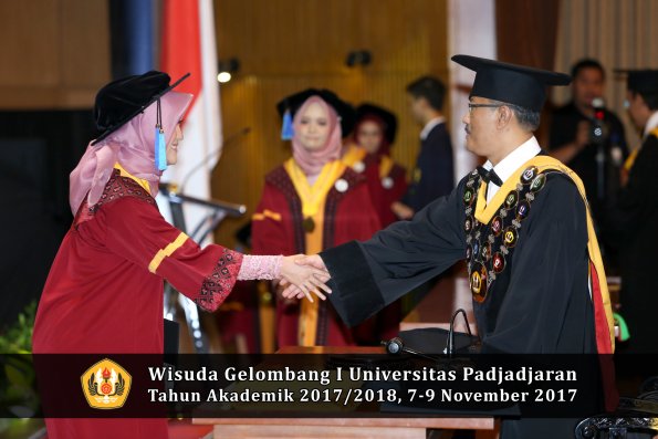 Wisuda Unpad Gel I TA 2017_2018  Fakultas keperawatan oleh  Rektor 038