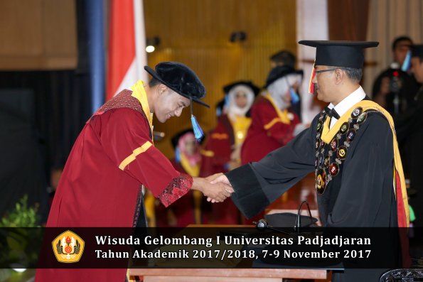 Wisuda Unpad Gel I TA 2017_2018  Fakultas keperawatan oleh  Rektor 075