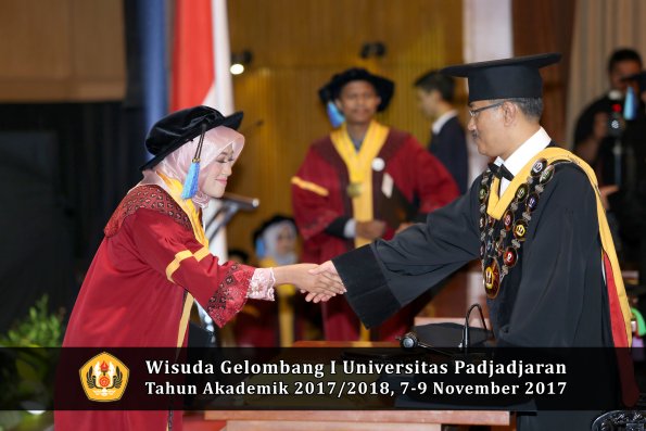 Wisuda Unpad Gel I TA 2017_2018  Fakultas keperawatan oleh  Rektor 080