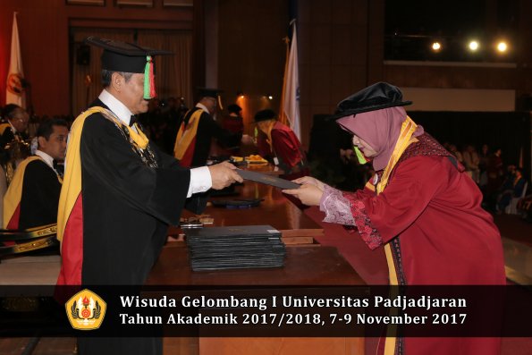 Wisuda Unpad Gel I TA 2017_2018  Fakultas MIPA Oleh dekan 161