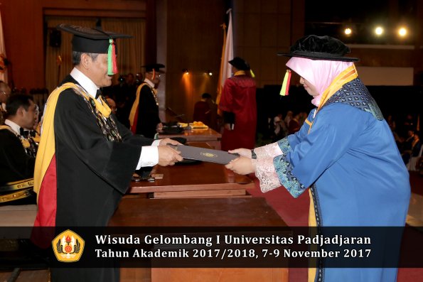 Wisuda Unpad Gel I TA 2017_2018  Fakultas MIPA Oleh dekan 184