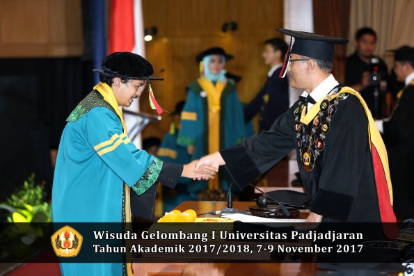 Wisuda Unpad Gel I TA 2017_2018  Fakultas MIPA oleh Rektor 008