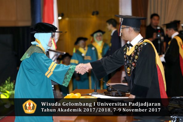 Wisuda Unpad Gel I TA 2017_2018  Fakultas MIPA oleh Rektor 009