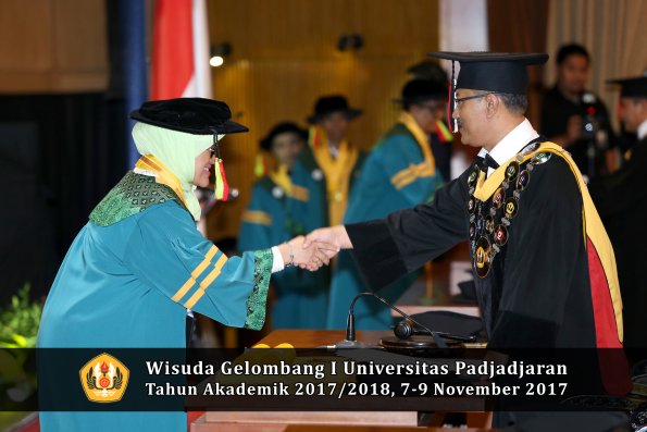 Wisuda Unpad Gel I TA 2017_2018  Fakultas MIPA oleh Rektor 010