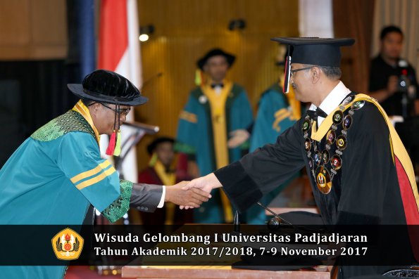 Wisuda Unpad Gel I TA 2017_2018  Fakultas MIPA oleh Rektor 011