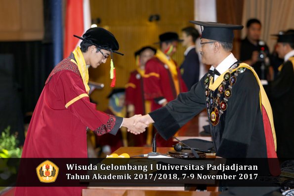 Wisuda Unpad Gel I TA 2017_2018  Fakultas MIPA oleh Rektor 016
