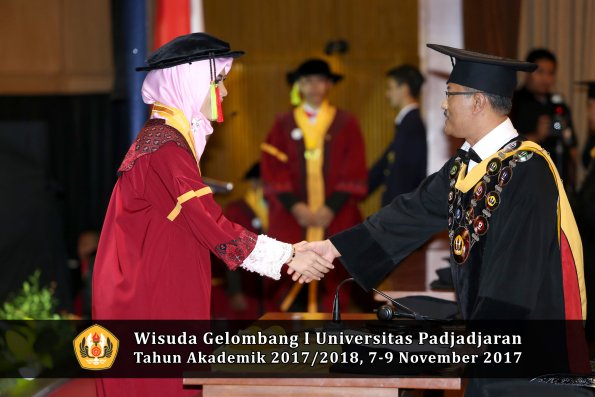 Wisuda Unpad Gel I TA 2017_2018  Fakultas MIPA oleh Rektor 033