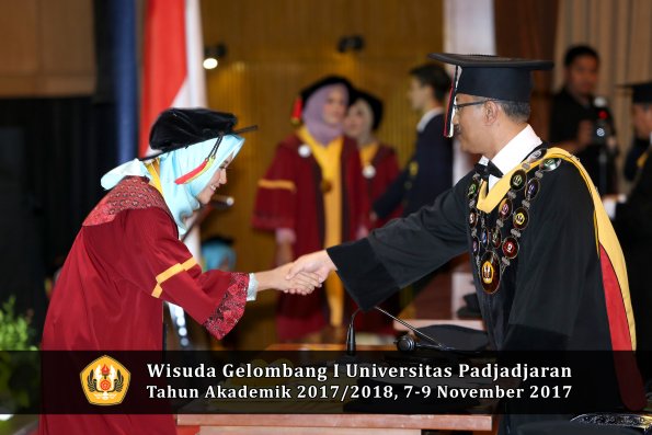 Wisuda Unpad Gel I TA 2017_2018  Fakultas MIPA oleh Rektor 041