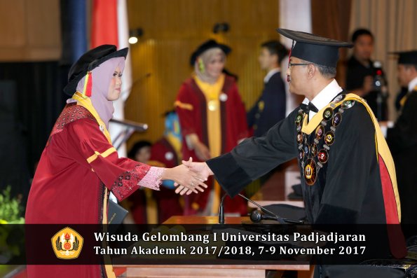 Wisuda Unpad Gel I TA 2017_2018  Fakultas MIPA oleh Rektor 042