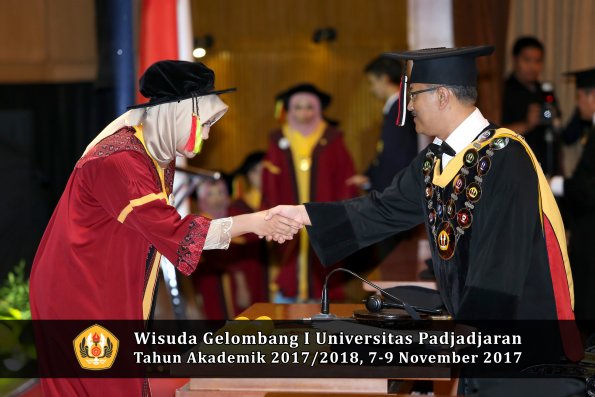 Wisuda Unpad Gel I TA 2017_2018  Fakultas MIPA oleh Rektor 043