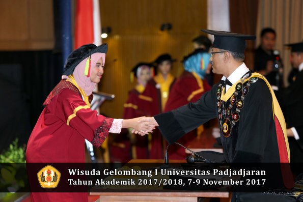 Wisuda Unpad Gel I TA 2017_2018  Fakultas MIPA oleh Rektor 044