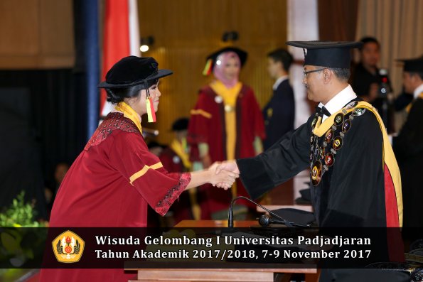 Wisuda Unpad Gel I TA 2017_2018  Fakultas MIPA oleh Rektor 046