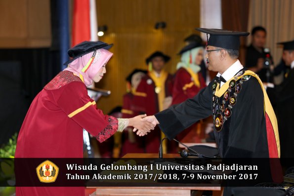 Wisuda Unpad Gel I TA 2017_2018  Fakultas MIPA oleh Rektor 047