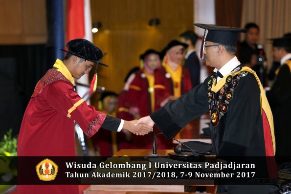 Wisuda Unpad Gel I TA 2017_2018  Fakultas MIPA oleh Rektor 049