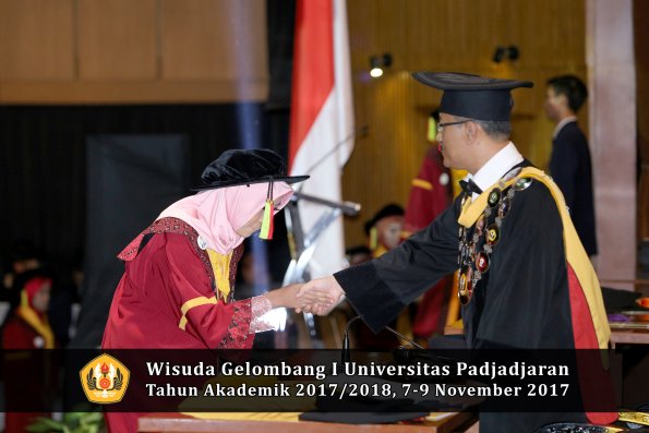 Wisuda Unpad Gel I TA 2017_2018  Fakultas MIPA oleh Rektor 052