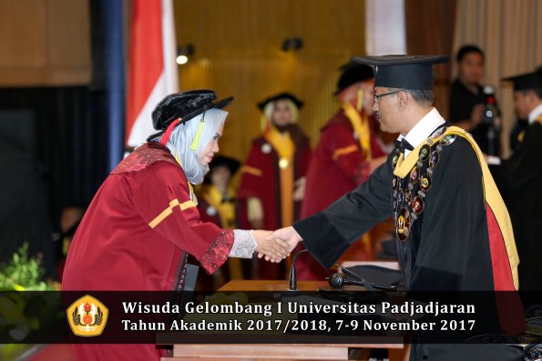 Wisuda Unpad Gel I TA 2017_2018  Fakultas MIPA oleh Rektor 054