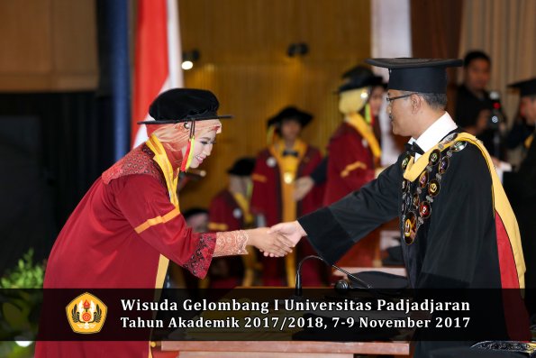 Wisuda Unpad Gel I TA 2017_2018  Fakultas MIPA oleh Rektor 055