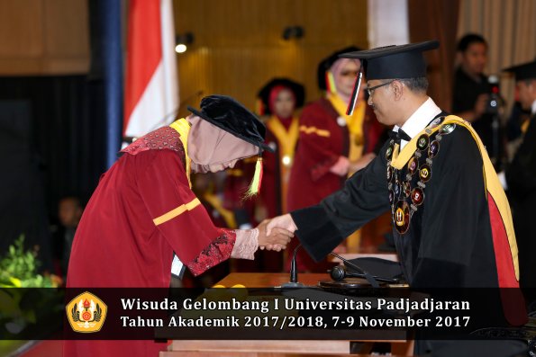 Wisuda Unpad Gel I TA 2017_2018  Fakultas MIPA oleh Rektor 058
