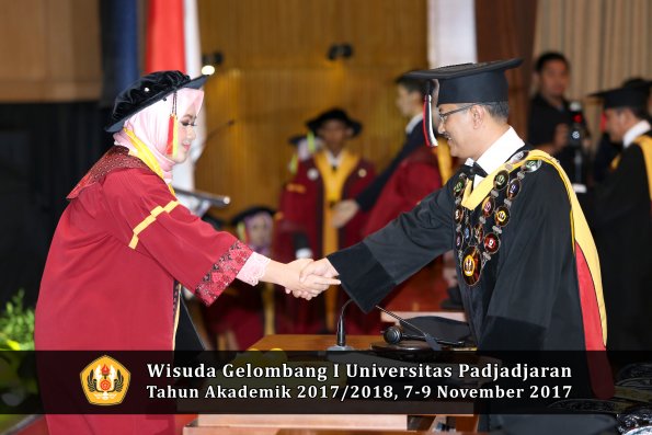 Wisuda Unpad Gel I TA 2017_2018  Fakultas MIPA oleh Rektor 059