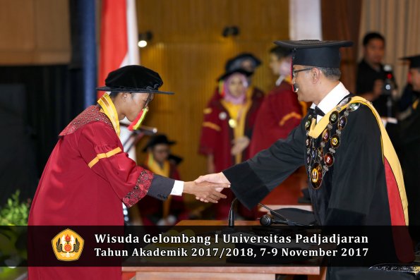 Wisuda Unpad Gel I TA 2017_2018  Fakultas MIPA oleh Rektor 061