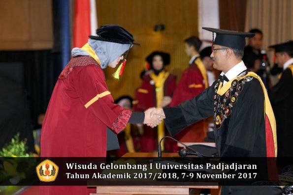 Wisuda Unpad Gel I TA 2017_2018  Fakultas MIPA oleh Rektor 064