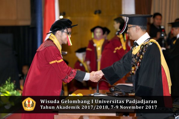 Wisuda Unpad Gel I TA 2017_2018  Fakultas MIPA oleh Rektor 065