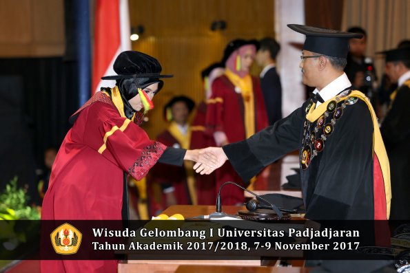 Wisuda Unpad Gel I TA 2017_2018  Fakultas MIPA oleh Rektor 066