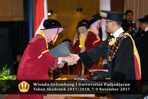 Wisuda Unpad Gel I TA 2017_2018  Fakultas MIPA oleh Rektor 067