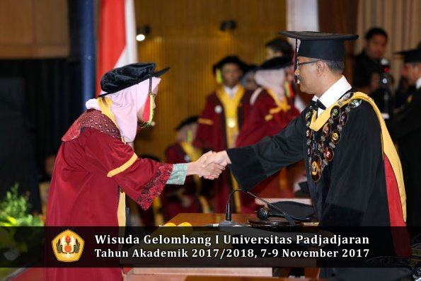 Wisuda Unpad Gel I TA 2017_2018  Fakultas MIPA oleh Rektor 068