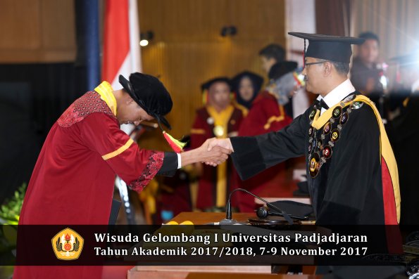 Wisuda Unpad Gel I TA 2017_2018  Fakultas MIPA oleh Rektor 070