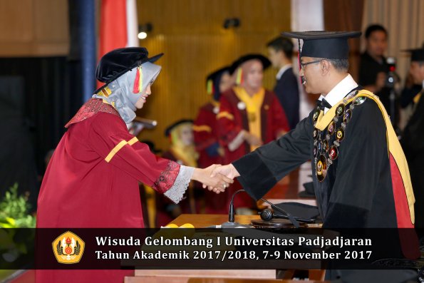 Wisuda Unpad Gel I TA 2017_2018  Fakultas MIPA oleh Rektor 071