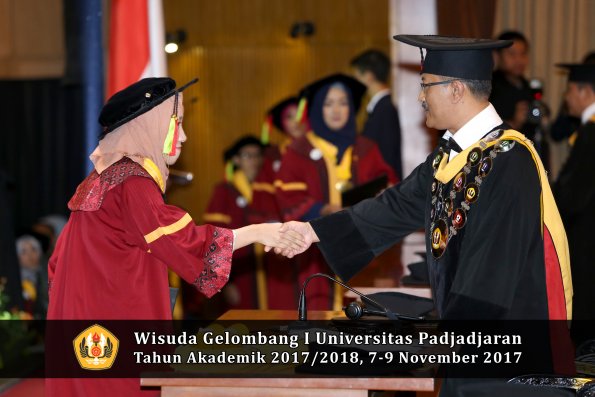 Wisuda Unpad Gel I TA 2017_2018  Fakultas MIPA oleh Rektor 072