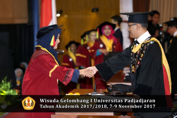 Wisuda Unpad Gel I TA 2017_2018  Fakultas MIPA oleh Rektor 073