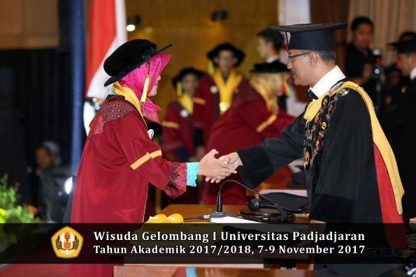 Wisuda Unpad Gel I TA 2017_2018  Fakultas MIPA oleh Rektor 074