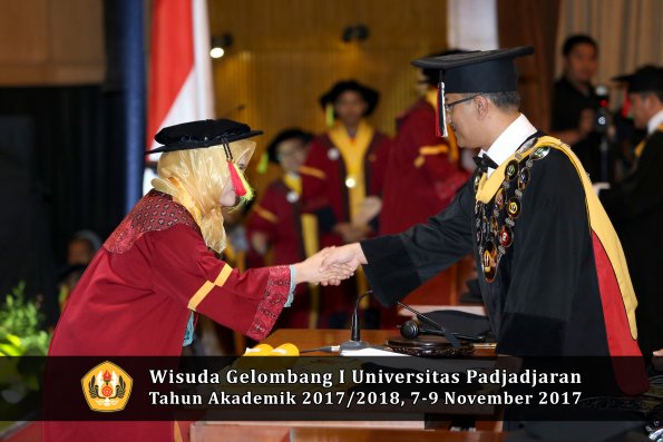 Wisuda Unpad Gel I TA 2017_2018  Fakultas MIPA oleh Rektor 075