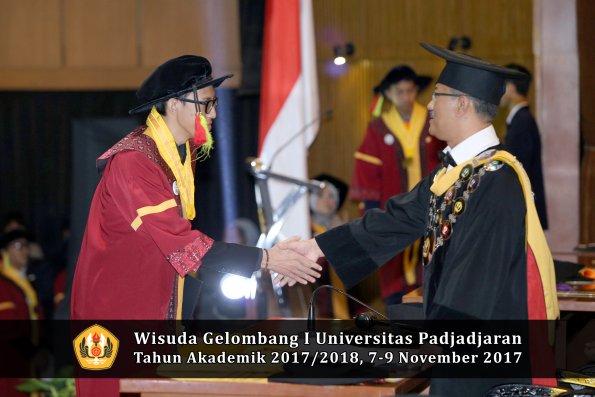 Wisuda Unpad Gel I TA 2017_2018  Fakultas MIPA oleh Rektor 076