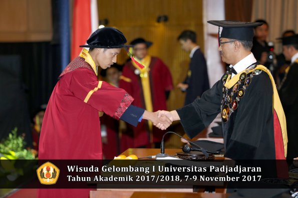Wisuda Unpad Gel I TA 2017_2018  Fakultas MIPA oleh Rektor 077
