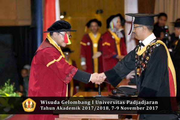 Wisuda Unpad Gel I TA 2017_2018  Fakultas MIPA oleh Rektor 078