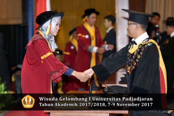 Wisuda Unpad Gel I TA 2017_2018  Fakultas MIPA oleh Rektor 079